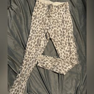 Snow print leopard Victoria’s Secret leggings size 6 with mesh like new